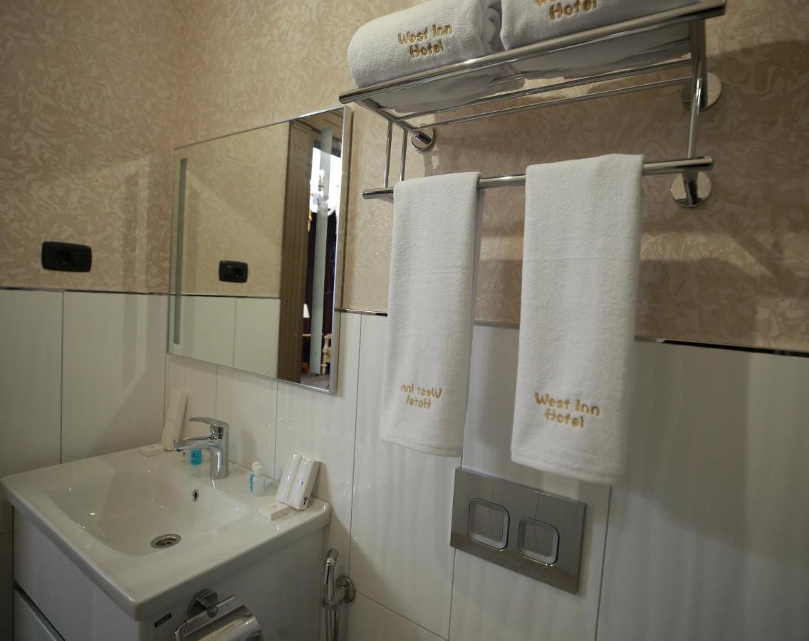 West Inn Hotel & Restaurant Nz Baku Exteriör bild